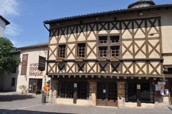 Maison à pan de bois située à Beaujeu (Rhône)